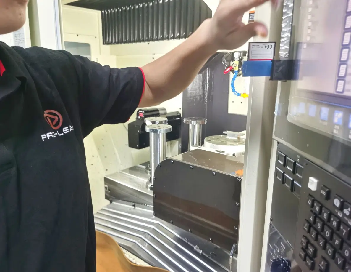 فني تشغيل آلات يقوم بإعداد عملية تشغيل آلة CNC في أرضية الورشة