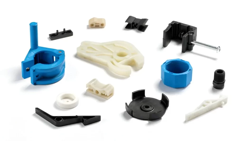 桌子上摆放着几件高密度聚乙烯（HDPE）航空航天部件。这些部件轻巧坚固，常用于制造飞机零件。