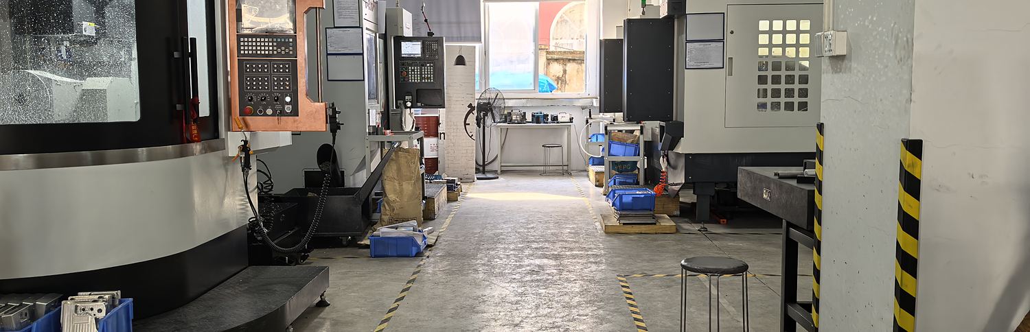 Reihe von CNC-Bearbeitungszentren in der Proleantech-Werkstatt im Bezirk Baoan, Shenzhen