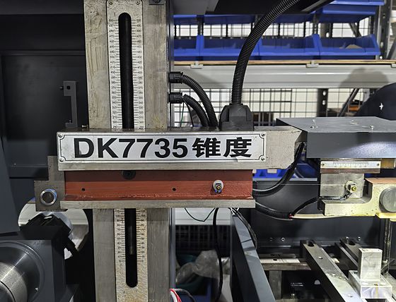 Die Drahterodiermaschine DK7735, deren Typenschild sichtbar ist