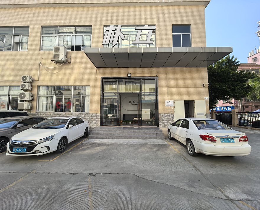 Außenansicht des Proleantech-Fabrikgebäudes im Bezirk Baoan, Shenzhen, mit dem Firmenschild an der Fassade